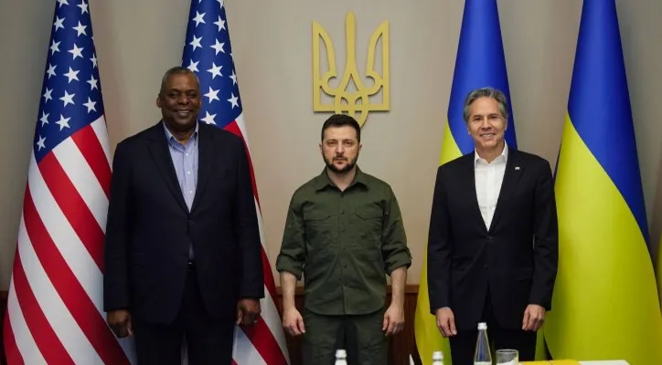 Kunjungan dua menteri AS ke Ukraina janjikan bantuan baru dan pembukaan kedutaan Amerika. Menteri Pertahanan AS Lloyd Austin (kiri), Presiden Ukraina Volodymyr Zelensky (tengah), Menteri Luar Negeri AS Antony Blinken (kanan). (Foto: Twitter/@Roadmaster1253)