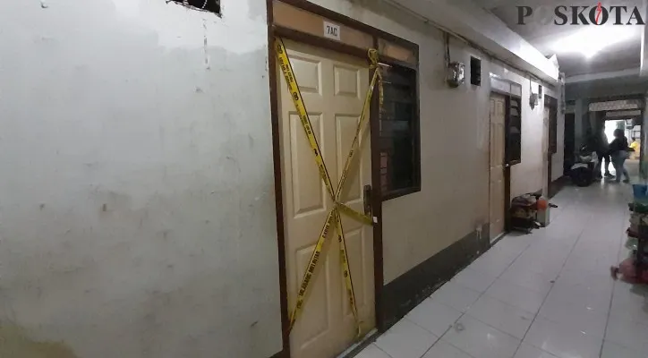 Garis polisi dipasang di kamar kost tempat tiga pelaku memperkosa dan menganiaya korban hingga tewas. (foto: poskota/rika)