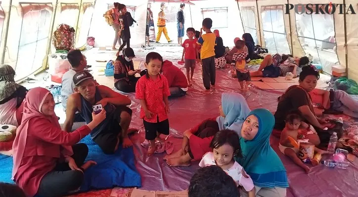 Korban kebakaran di kawasan Pasar Gembrong, Cipinang Besar Utara, Jakarta Timur di tenda pengungsian. (foto: poskota/ardhi)