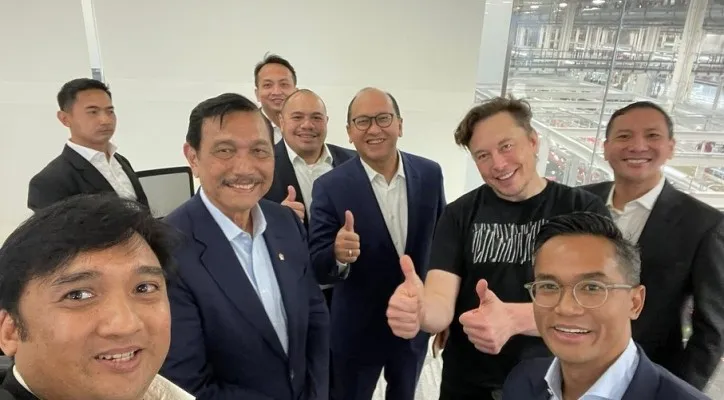 Anindya Bakrie, Luhut Binsar Pandjaitan, beserta rombongan menemui Elon Musk di pabrik Tesla (Foto: Instagram/AnindyaBakrie)