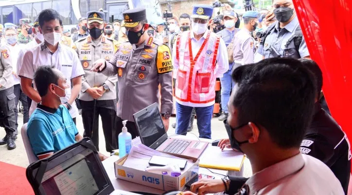 Kapolri Jenderal Listyo Sigit Prabowo saat meninjau pelayanan arus mudik di Pelabuhan Merak. (ist)