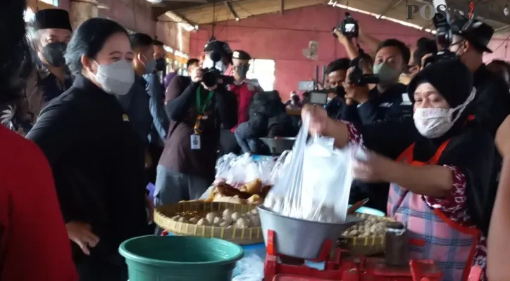 Ketua DPR Puan Maharani saat memborong bakso di Pasar Jungke, Karanganyer. (foto: poskota/rizal siregar)