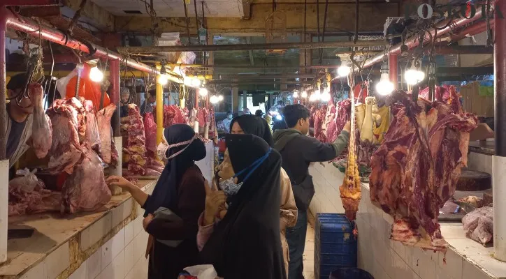 Tampak para pembeli memadati lapak daging sapi di Pasar Tomang Barat, Grogol Petamburan, Jakarta Barat. (foto: poskota/pandi)