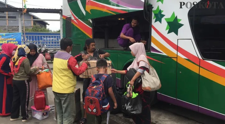 Para pemudik mulai mematadi terminal Tanjung Priok, Jakarta Utara, mendekati lebaran. (foto: poskota/ ivan)