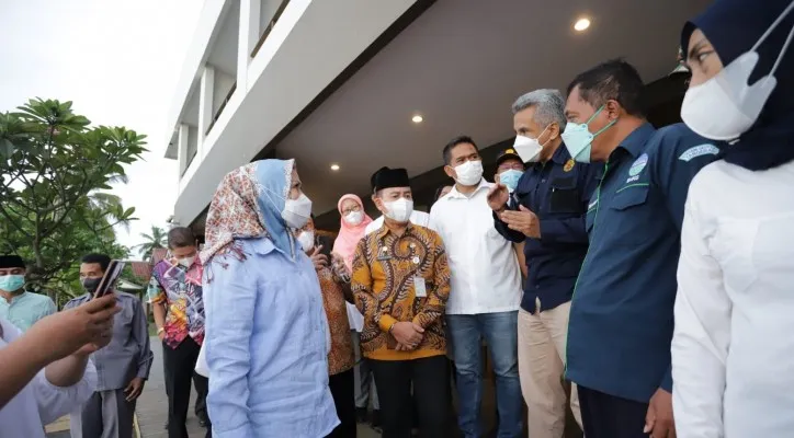 Bupati Serang Ratu Tatu Chasanah bersama Forkopimda dan OPD saat mengunjungi pengelola tempat wisata di Anyer dan Cinangka. (foto: ist)