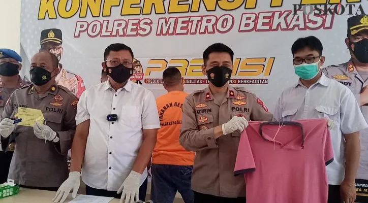 Polres Metro Bekasi dan Polsek Cikarang Selatan saat ungkap kasus penganiyaan terhadap petugas SPBU. (foto: poskota/ihsan)