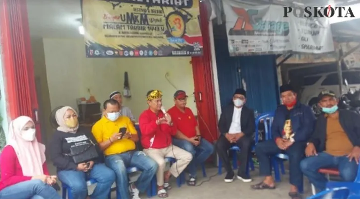 Para anggota Dewan melakukan dialog dengan warga, terkait gelaran Pasar Tumpah di  Kampung Lio. Enam Fraksi tanda tangan dukung Pasar Tumpah. (Foto: Angga)