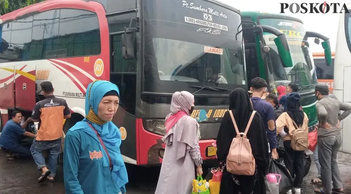 Suasana pemudik di Terminal Bekasi pada Minggu 1 Mei 2022. (foto: poskota/ihsan)