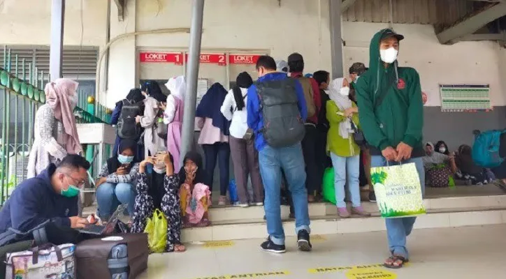  Antrean pemudik saat membeli tiket di Stasiun Rangkasbitung, Sabtu (30/4/2022).