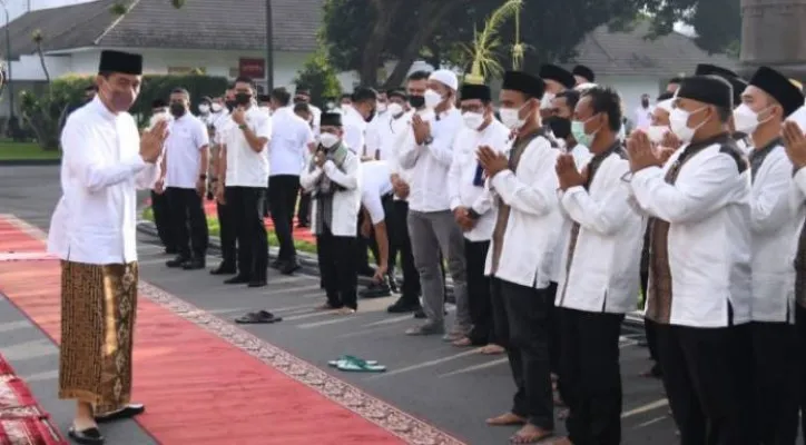 Presiden Jokowi Salat Idul Fitri di halaman Gedung Agung Istana Yogyakarta pada Senin, 2 Mei 2022. Foto: Ist.