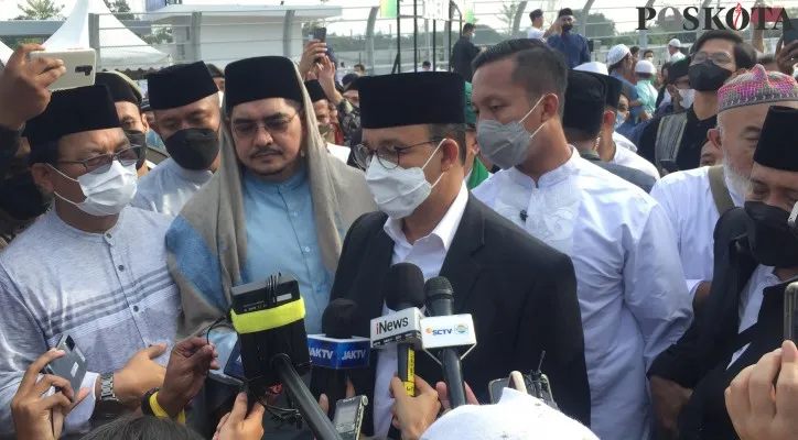 Gubernur DKI Jakarta Anies Baswedan mengajak jamaah menikmati kemegahan stadion JIS usai salat Ied berjamaah. (foto: poskota/cr06)