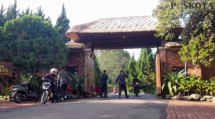 Suasana di depan Masjid Nurul Wathon Padepokan Garuda Yaksa Mas, Babakan Madang, Kabupaten Bogor. (foto: poskota/panca)