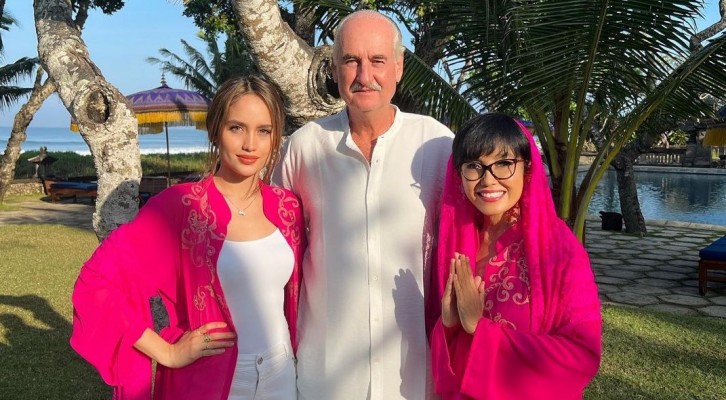 Tampil Serba Pink Cinta Laura Rayakan Idulfitri Di Bali Bareng Orang