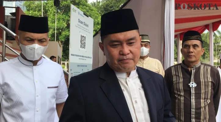 Kapolda Metro Jaya, Irjen Fadil Imran saat ditamui usai salat Idulfitri di Stadion Presisi Polda Metro Jaya. (foto: poskota/zendy)