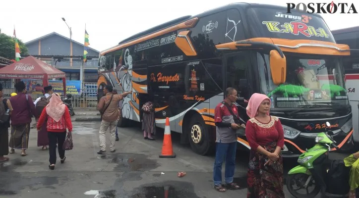 Untuk menghindari macet, sejumlah orang memilih mudik di hari lebaran melalui Terminal Bus Tanjung Priok. (foto: poskota/cr06)