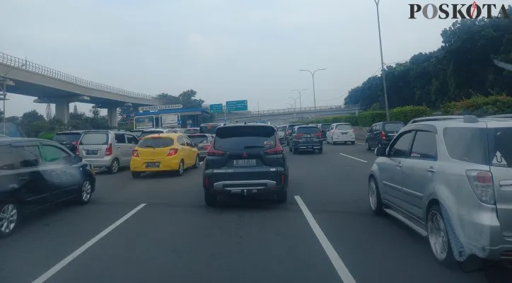 Tol Jagorawi dari arah Cawang sampai rest area Cibubur, Jakarta Timur padat merayap. (foto: poskota/adji)