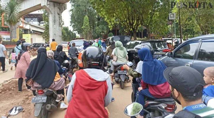 Kepadatan pengunjung di Taman Mini Indonesia Indonesia (TMII), Cipayung, Jakarta Timur pada Hari kedua Lebaran, Selasa (3/5/2022). (foto: poskota/ardhi)