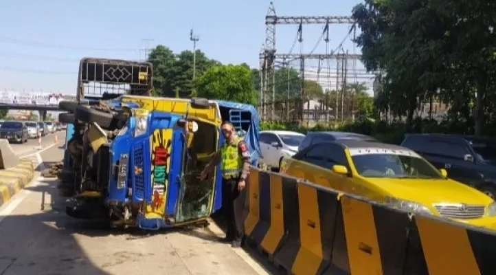 Petugas PJR Korlantas Induk Ciujung saat akan mengevakuasi kendaraan truk yang terlibat kecelakaan beruntun di Gerbang Tol Cikupa. (foto: ist)