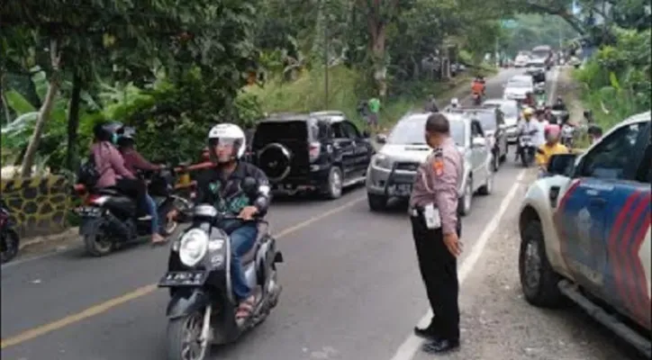 Satlantas Pandeglang tengah menangani kecelakaan di Jalan Raya AMD Lintas Timur Jurusan Kadubanen - Cipacung. Rabu (4/5/2022). (ist)