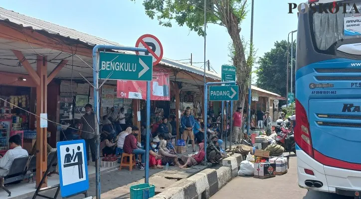 Terminal Bus Kalideres, Jakarta Barat mulai dibanjiri pebalik pada H+4 lebaran. (foto: poskota/pandi)