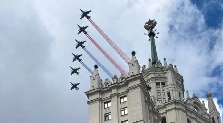 Pesawat akrobatik Rusia meninggalkan asap berwarna merah, biru, putih, melambangkan bendera Rusia.(foto: TASS)