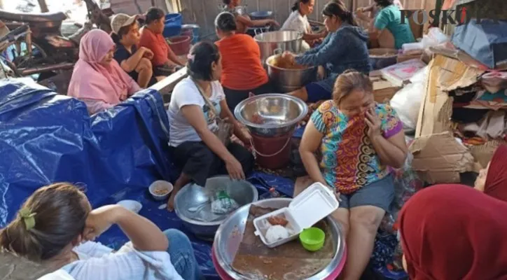 Dapur umum yang menyediakan makanan dan minuman bagi warga korban kebakaran di kawasan Pasar Gembrong, Jatinegara, Jakarta Timur (ardhi)