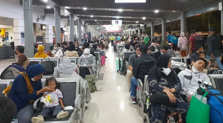 Pebalik mulai memadati Stasiun Pasar Senen. (foto: ist)