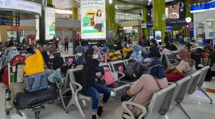 Stasiun Gambir masih disesaki pemudik pada H+4 lebaran. (foto: poskota/rika)