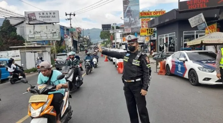 Suasana Jalur Puncak untuk one way menghadapi kepadatan arus balik.