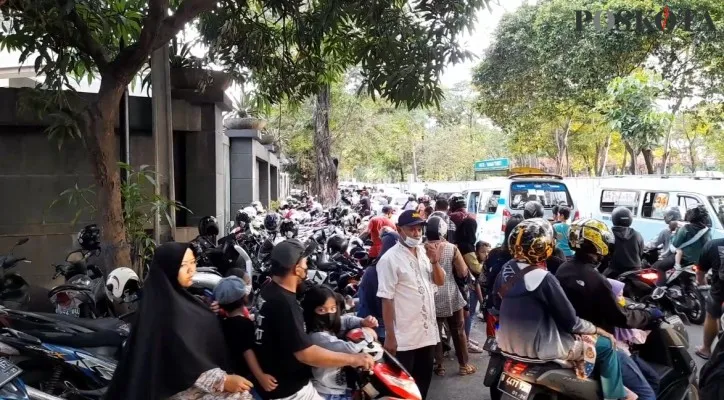 Warga mengeluhkan sulitnya parkir motor di Taman Eco Park, Tebet. (foto: poskota/zendy)