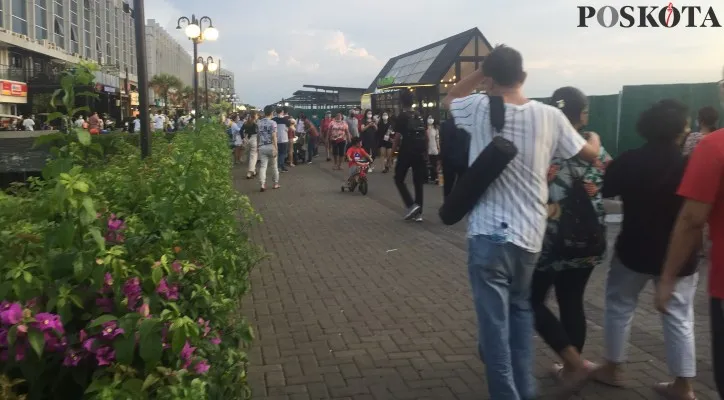 Kawasan Batavia PIK di Penjaringan, Jakarta Utara dipadati pengunjung. (foto: poskota/cr06)