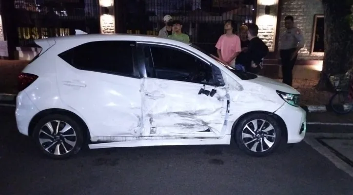 Honda Brio ditabrak Avanza di dekat Gedung Mabes Polri, Jakarta Selatan. (foto: ist)