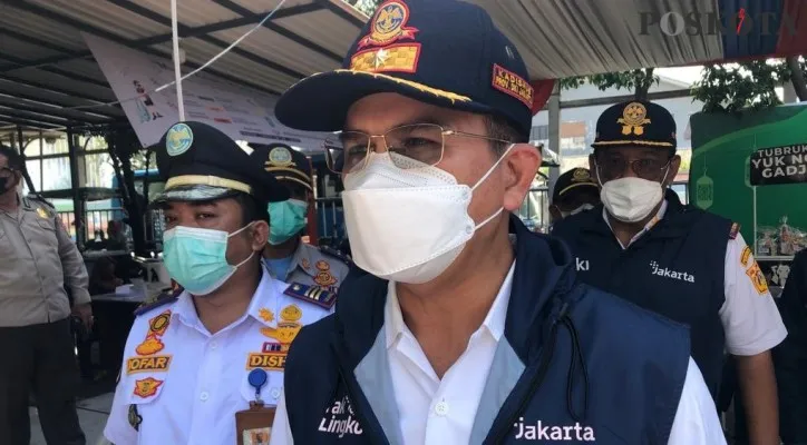 Kadishub DKI Jakarta, Syafrin Liputo saat menyambangi Terminal Bus Tanjung Priok. (foto: poskota/cr06)