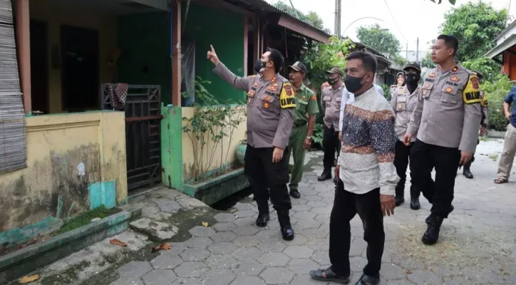 Kapolres Serang AKBP Yudha bersama tokoh masyarakat dan agama saat keliling melihat rumah kosong di Perumahan Cikande Permai. (foto: ist)