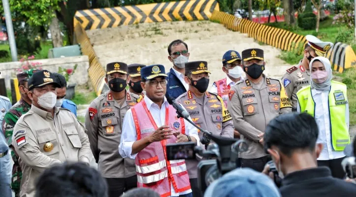 Menhub saat meninjau Pelabuhan Penyeberangan Bakauheni. (foto: ist)