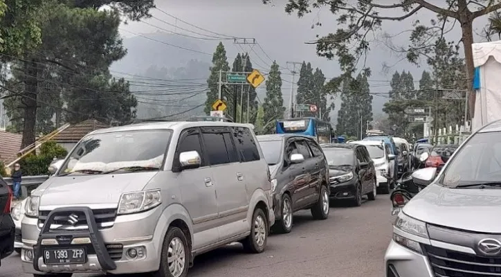 Jalur Puncak padat lagi, meski sempat menurun. Kendaraan wisatawan kembali penuhi kawasan wisata Puncak. 