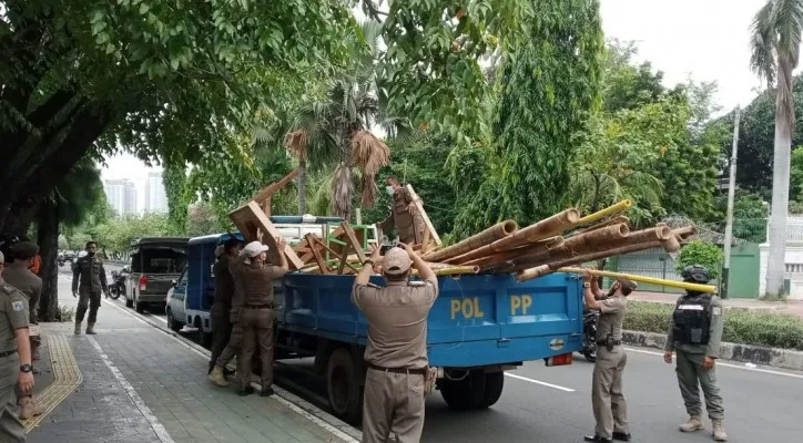 Satpol PP Kelurahan Sunter Jaya membongkar lapak PKL di kawasan Danau Sunter Selatan. (foto: ist)