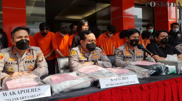 Kabis Humas Polda Metro Jaya, Kombes Pol Endra Zulpan beserta jajaran Polres Metro Jakarta Selatan saat menggelar rilis media kasus pembegalan TNI AD. (foto: poskota/cr07/zendy)