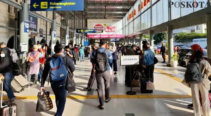 Kedatangan pebalik di Stasiun Pasar Senen. (foto: poskota/rika)