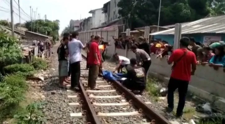 Petugas Unit Lakalantas Polres Cilegon dibantu masyarakat saat tengah mengevakuasi jasad korban. (foto: ist)