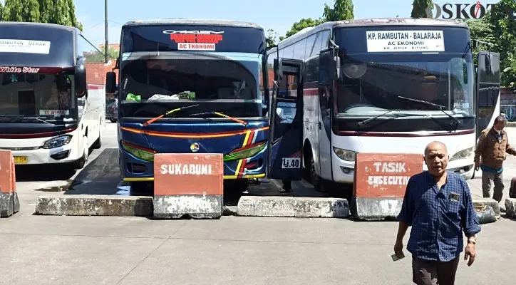 Petugas Dishub tindak tegas 10 Bus AKAP yang mangkal di terminal bayangan. (foto: poskota/ardhi)