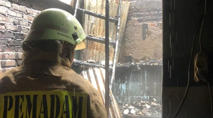 Gegara lupa matikan kompor, rumah tinggal di Kalideres, Jakarta Barat hangus terbakar. (foto: ist)