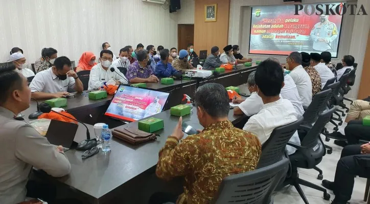 Polres Metro Tangerang memanggil 24 kepala sekolah di Tangerang, mereka diminta untuk membuat pakta integritas. (foto: poskota/iqbal)