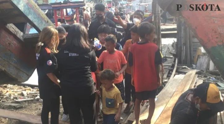 Sea Saver terjun ke Kampung Nelayan Cilincing untuk mengedukasi memilah sampah daur ulang. (foto: poskota/ivan)