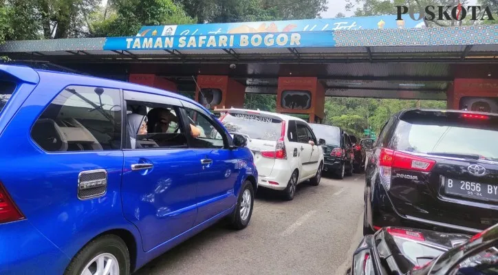 Antrean kendaraan di pintu masuk Taman Safari Indonesia (TSI), Minggu 15 Mei 2022. (foto: poskota/billy)