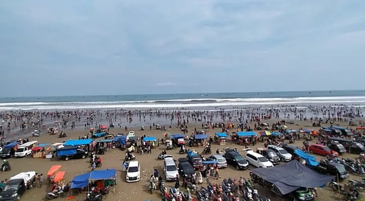 Tampak pengunjung Pantai Begadur membludak pada libur lebaran. (foto: ist)