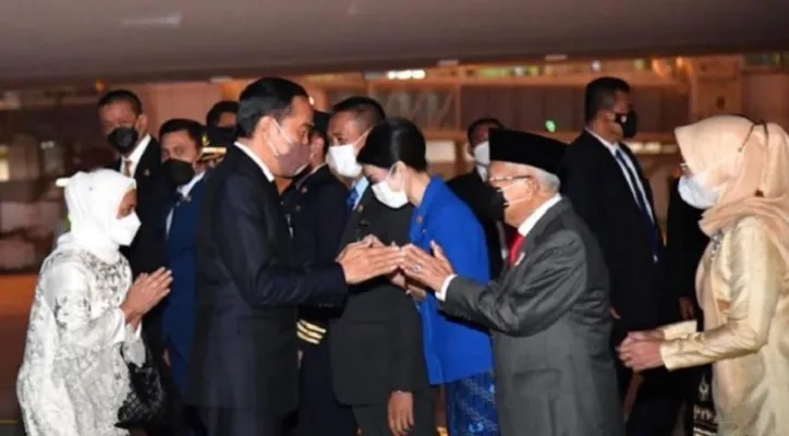 Kedatangan Presiden Joko Widodo saat tiba di Tanah Air selepas kunjungan dari AS.  (foto: biro pers)