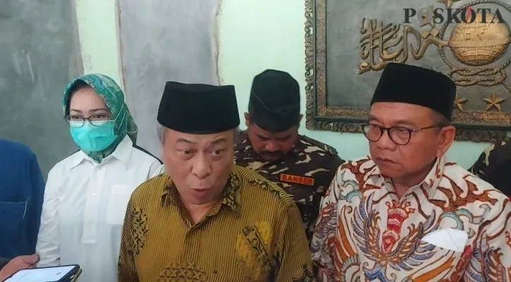 Rais Syuriah PWNU DKI KH Muhyidin Ishaq (tengah) bersama Wakil Ketua DPRD DKI Jakarta dari Gerindra M Taufik (kanan) saat memberikan dukungan kepada bekas Wali Kota Tangsel Airin Rachmi Diany (kiri) untuk maju menjadi calon Gubernur DKI Jakarta menggantikan Anies Baswedan. (foto: poskota/cr06/mohamad ivan)