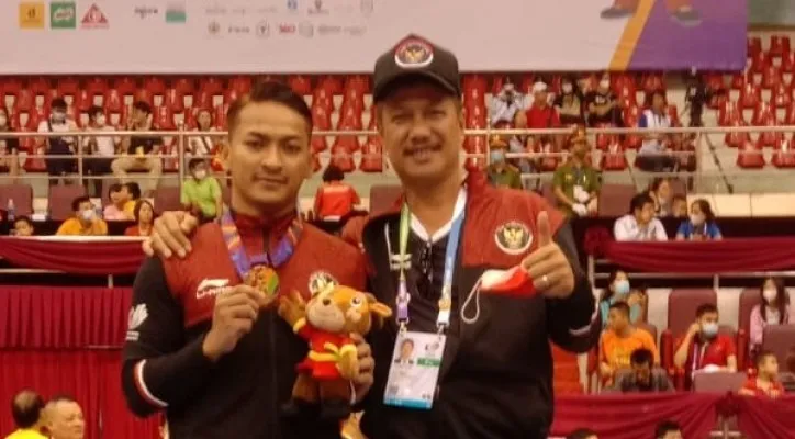 Tim Manajer Karate Indonesia Yusran Arief (kanan) bersama karateka Yuda Ahmad Zigi Zaresta, peraih medali emas di nomor kata perorangan putra SEA Games Hanoi 2021 (foto/ist)