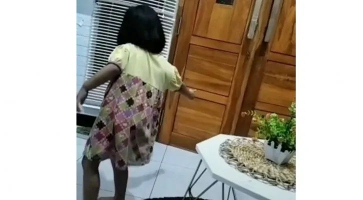 Tangkapan laya video seorang bocah mengajak teman hantunya bermain di dalam rumah. (foto: instagram @terangmedia)